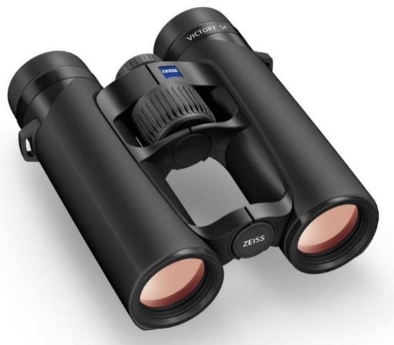 Das schwarze Premium-Dachkantfernglas ZEISS Victory SF (Modell 8x42 oder 10x42), schräg von vorne oben vor einem rein weißen Hintergrund fotografiert. Das Modell besitzt eine ergonomische, offene Doppelbrücke, bei der auf dem vorderen Steg der weiße „ZEIS