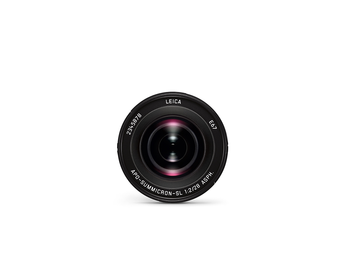 Frontansicht eines schwarzen Leica 28-mm-Festbrennweitenobjektivs mit sichtbarer Frontlinse und weißer Objektivbeschriftung vor weißem Hintergrund.