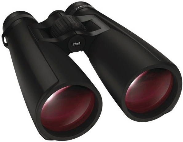 Ein schwarzes Premium-Dachkantfernglas der ZEISS Victory HT Serie (Modell 8x54 oder 10x54) in einer schrägen Perspektive von vorne oben fotografiert, freigestellt vor einem weißen Hintergrund. Am hinteren, linken Gehäusering ist ein Teil der weißen Aufsch