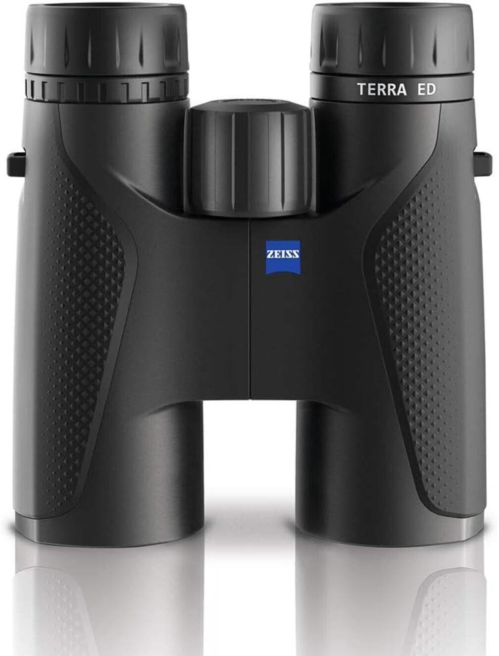 Ein kompaktes ZEISS Terra ED Dachkant-Fernglas in komplett schwarzer Ausführung, in der direkten Frontansicht zentriert vor einem weißen Hintergrund abgebildet. Das Gehäuse der beiden parallel verlaufenden Tuben besitzt ein mattes Oberflächenfinish, das a