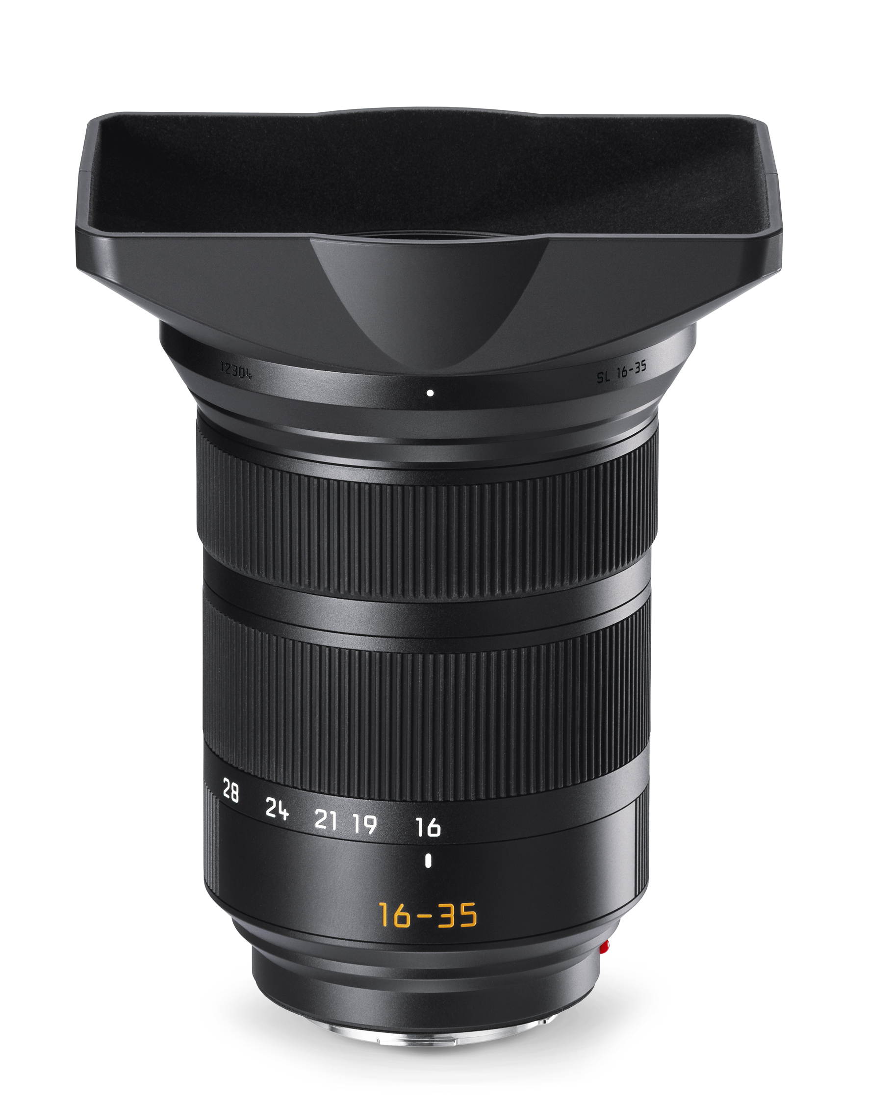 Schwarzes 16–35-mm-Zoomobjektiv mit aufgesetzter Gegenlichtblende, breiten geriffelten Einstellringen und sichtbarer Brennweitenskala vor weißem Hintergrund.