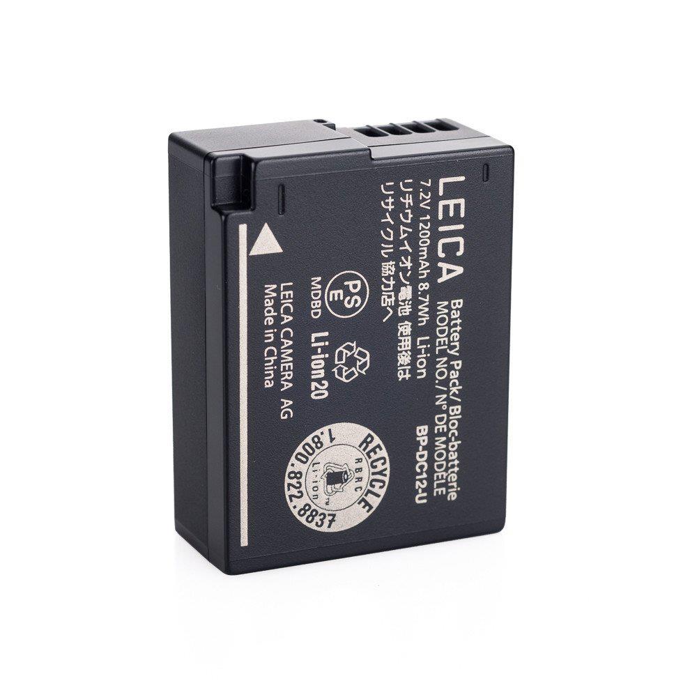 Schwarzer Leica-Kameraakku mit aufgedruckten technischen Angaben in schräger Ansicht auf weißem Hintergrund.