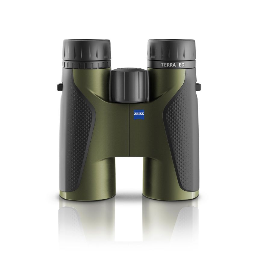 Ein kompaktes ZEISS Terra ED Dachkant-Fernglas in der Farbkombination Grün und Schwarz, in der direkten Frontansicht zentriert vor einem weißen Hintergrund abgebildet. Das Gehäuse der beiden Tuben besitzt eine matte, olivgrüne Oberfläche, während die ergo