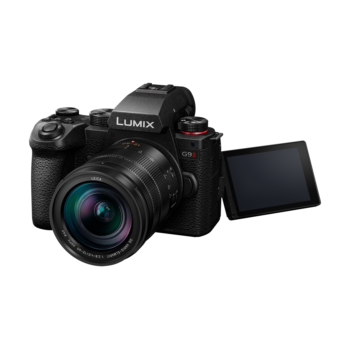Schwarze Panasonic LUMIX G9 II Systemkamera mit Zoomobjektiv und seitlich ausgeklapptem Display auf weißem Hintergrund.