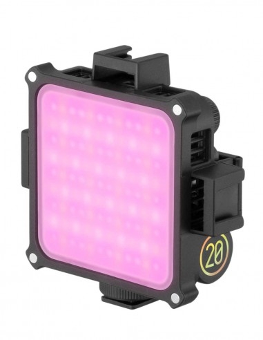 Eine schräge Frontansicht der eingeschalteten, schwarzen Zhiyun Fiveray M20C RGB LED-Videoleuchte vor einem rein weißen Hintergrund. Das quadratische LED-Panel leuchtet intensiv in einem hellen Violett- oder Pinkton, wobei die einzelnen LED-Punkte hinter