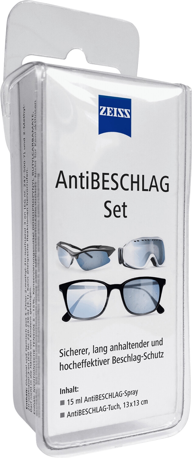 Ein verpacktes ZEISS AntiBESCHLAG Set in einer transparenten Kunststoff-Blisterverpackung mit Eurolochung zum Aufhängen vor weißem Hintergrund. Die weiße Kartoneinlage zeigt das blaue ZEISS-Logo, den Produktnamen „AntiBESCHLAG Set“ sowie Abbildungen einer