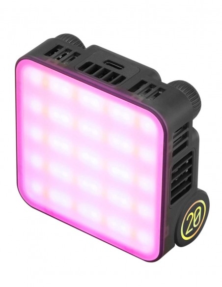 Eine eingeschaltete, kompakte Zhiyun Fiveray M20C RGB LED-Videoleuchte ohne Montage-Rahmen, schräg von vorn auf einem weißen Hintergrund fotografiert. Das quadratische LED-Panel mit abgerundeten Ecken leuchtet in einem intensiven, hellen Violett- oder Pin