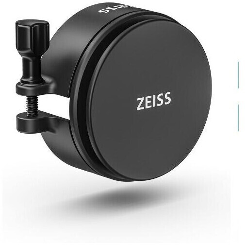 Ein runder, schwarzer Okular-Adapter von ZEISS mit einer geschlossenen Schutzkappe auf der Vorderseite, auf der das weiße „ZEISS“-Logo zentriert aufgedruckt ist. Auf der linken Seite befindet sich eine verstellbare Klemmschraube mit Rändelkopf zur Fixieru
