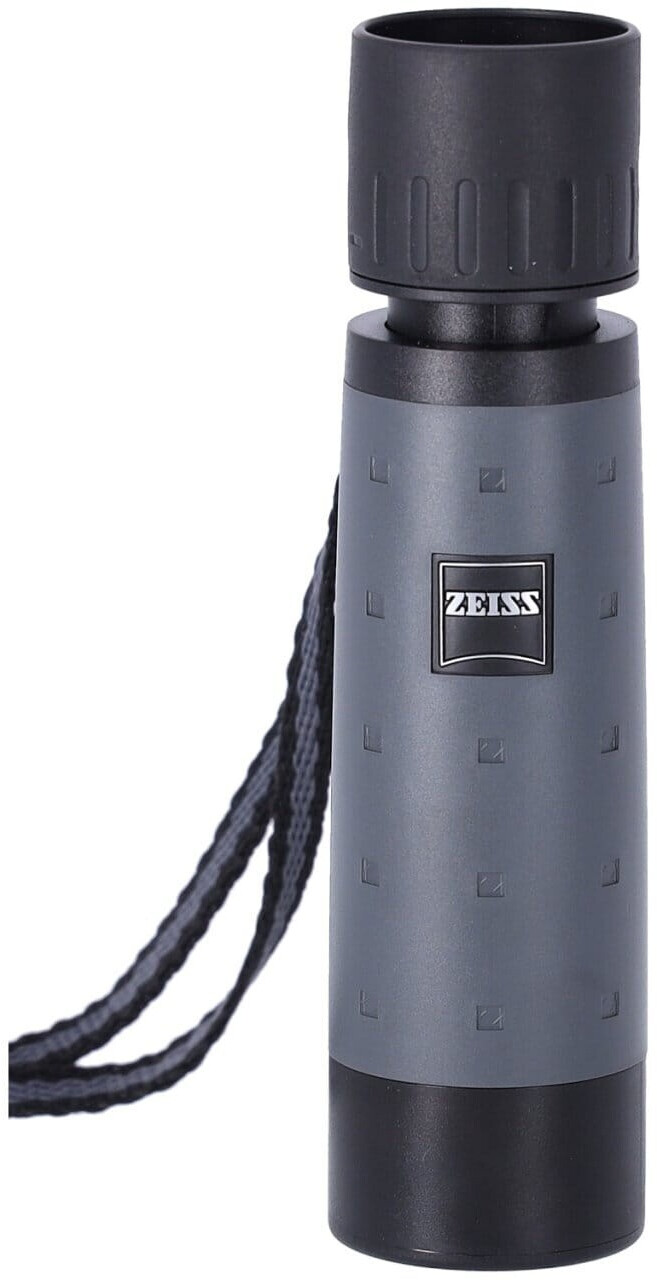 Ein aufrecht stehendes ZEISS Mono T* Monokular mit montierter Trageschlaufe, in der direkten Frontansicht zentriert vor einem rein weißen Hintergrund fotografiert [image_8WCOAe.png]. Das schlanke Gehäuse verfügt über eine matte, graue Gummiarmierung mit d