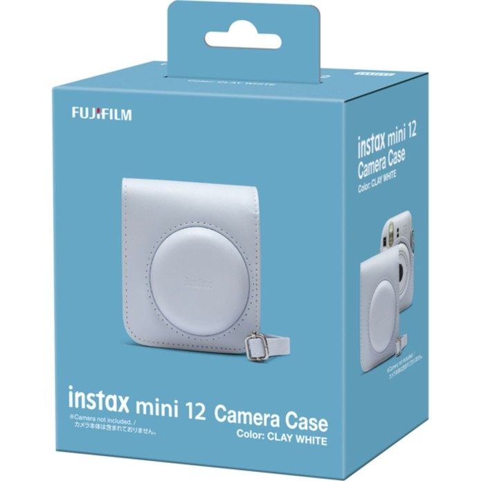 Schräge Vorderansicht der hellblauen Originalverpackung der Fujifilm instax mini 12 Camera Case in der Farbe Clay White vor weißem Hintergrund mit Produktabbildungen der weißen Kunstledertasche und Trageriemen.