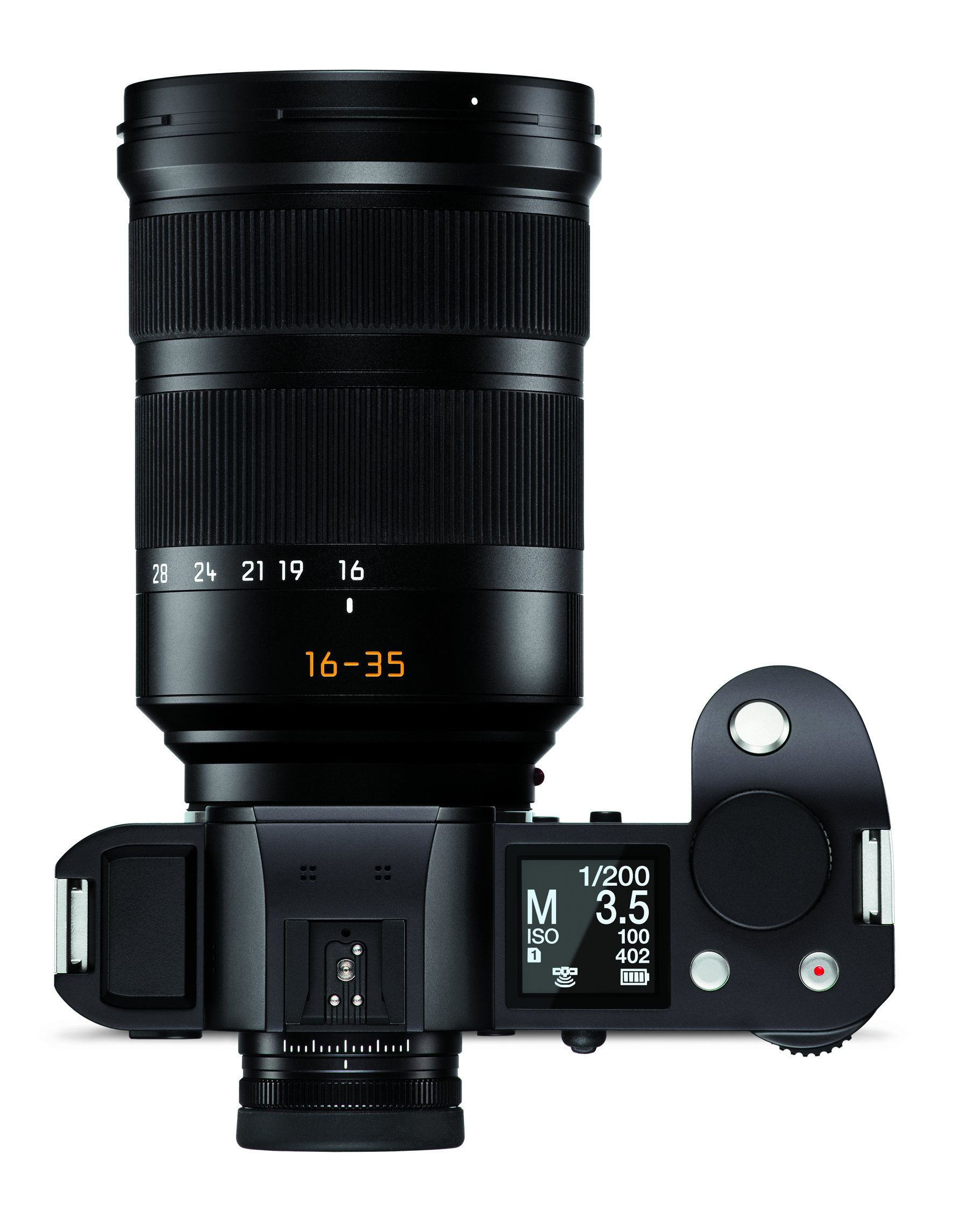 Draufsicht auf eine schwarze Kamera mit angesetztem 16–35-mm-Zoomobjektiv. Auf dem Kameradisplay sind Aufnahmeinformationen zu sehen.
