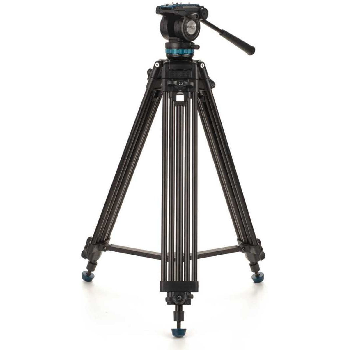 Schwarzes professionelles Videostativ mit drei Beinen, Mittelspinne und Fluidkopf mit Schwenkgriff vor weißem Hintergrund.