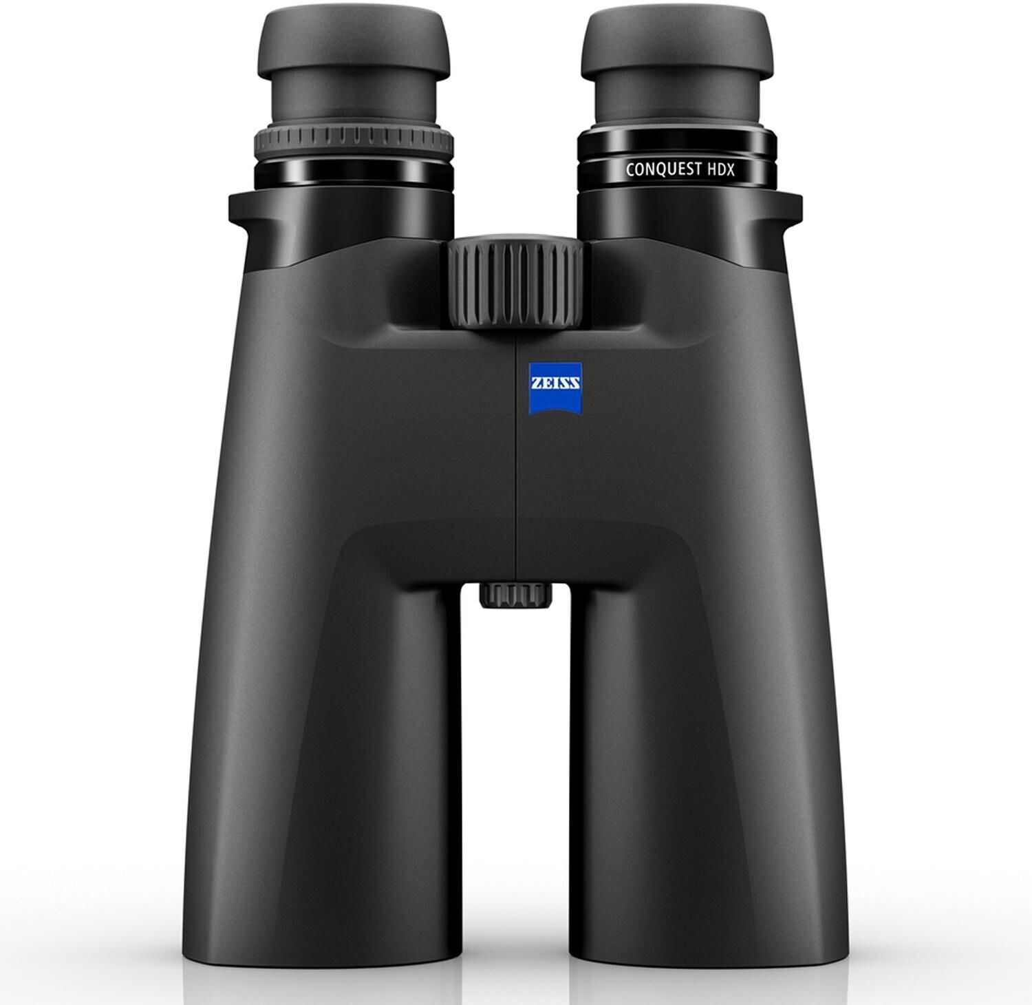 Ein großes, schwarzes ZEISS Conquest HDX Fernglas mit verlängerten Objektivtuben in der Frontalansicht, freigestellt auf weißem Hintergrund mit einer leichten Spiegelung auf der Standfläche. In der Mitte der Brücke befindet sich das quadratische blaue ZEI