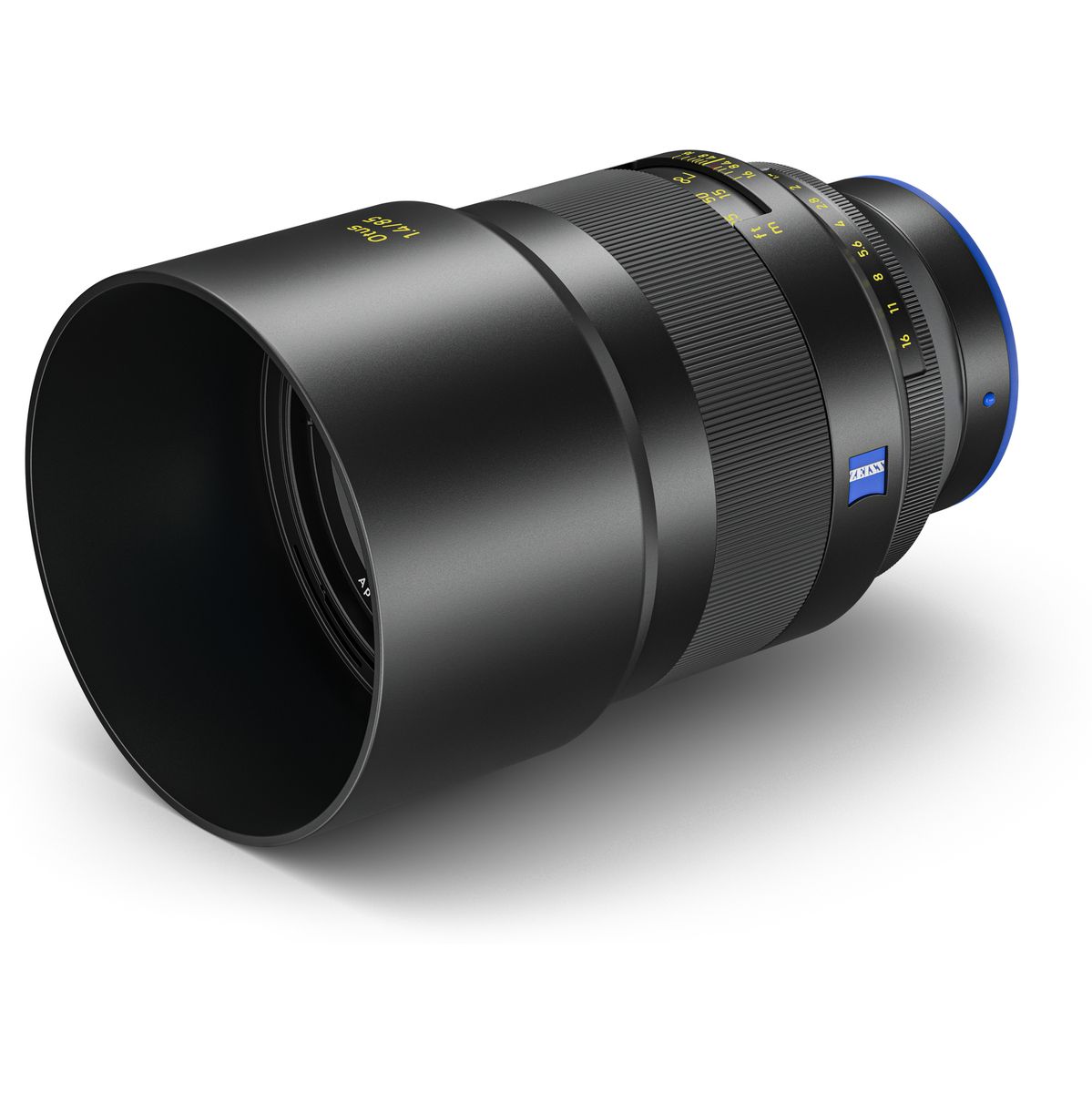 Schwarzes ZEISS Kameraobjektiv mit großer Gegenlichtblende, breitem Fokusring und blauem ZEISS Logo vor weißem Hintergrund.