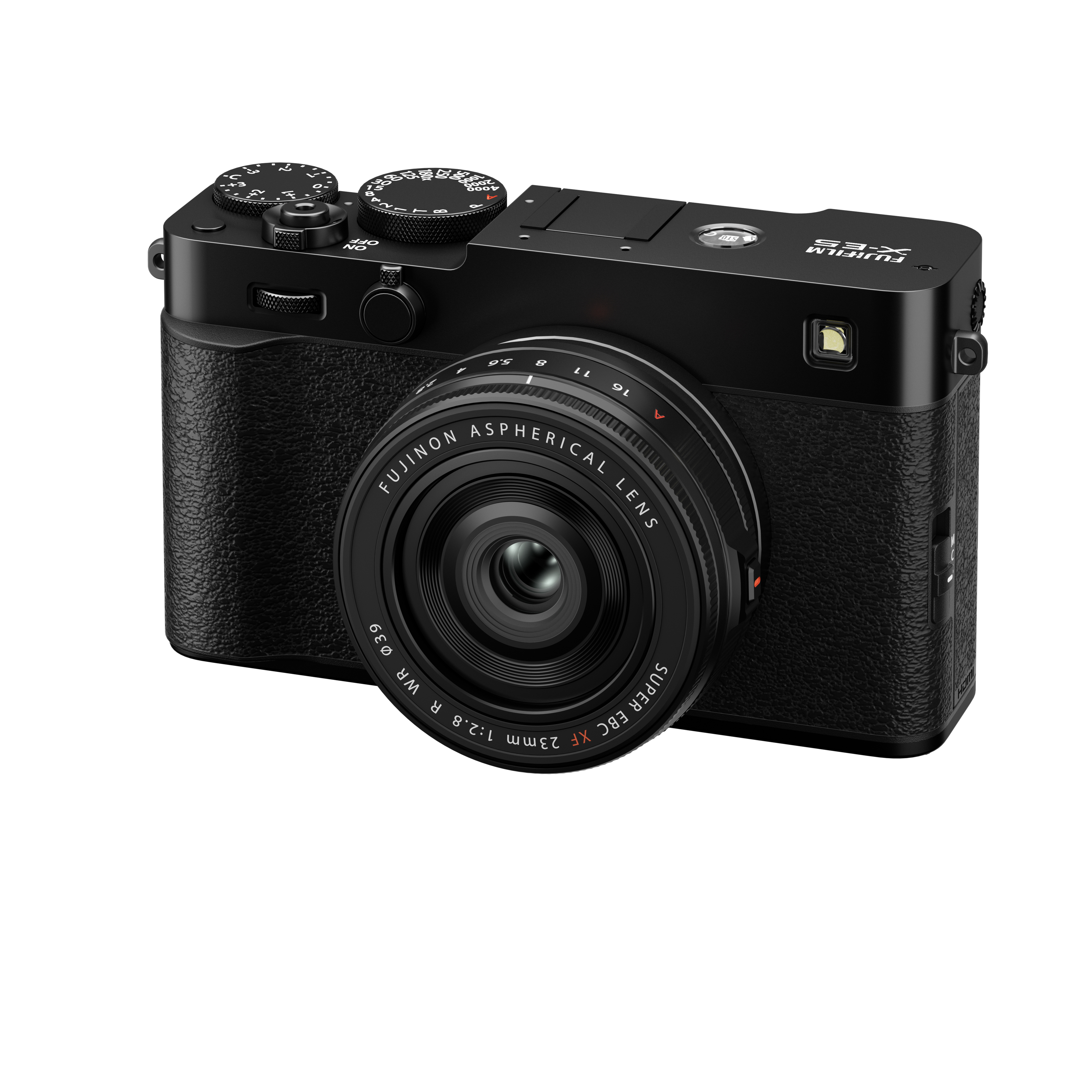 Schwarze Fujifilm X-E5 spiegellose Systemkamera in der schrägen Vorderansicht vor weißem Hintergrund, mit aufgesetztem kompakten, schwarzen Fujinon XF 23mm f/2 R WR Objektiv, Sucherfenster, integriertem Blitz und analogen Einstellrädern auf der Gehäuseobe
