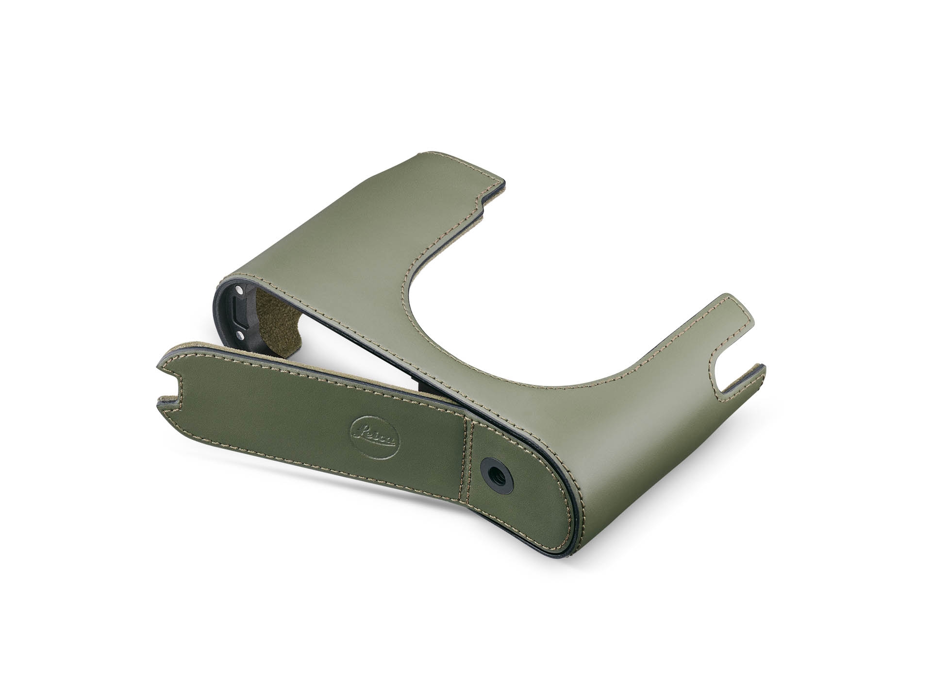 Ein leerer, olivgrüner Leica Protektor Q3 aus vegetabil gegerbtem Leder, schräg von oben vor einem weißen Hintergrund fotografiert. Die passgenaue Halbschale (Half Case) schmiegt sich an die Konturen der Kompaktkamera an. Auf dem vorderen Ledersteg ist de