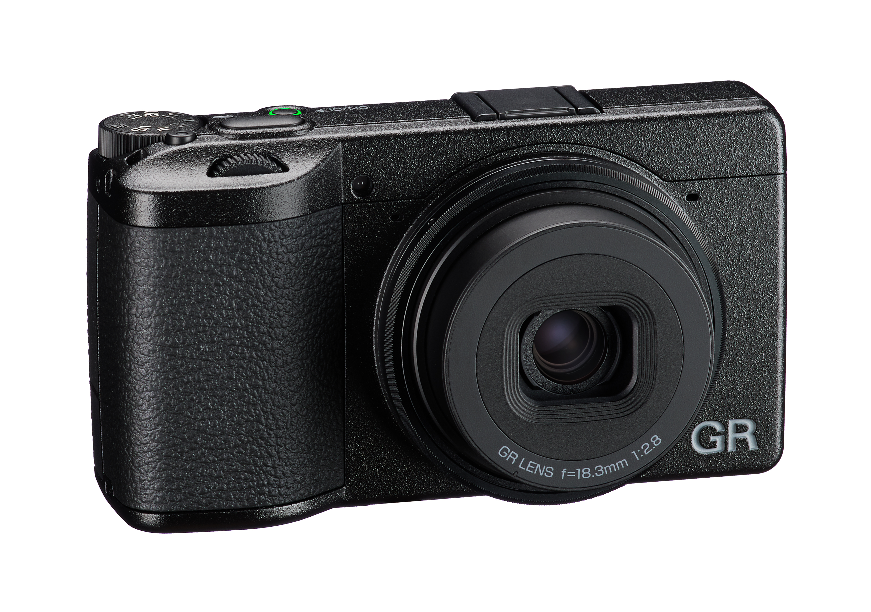 Kompakte schwarze Ricoh-GR-Digitalkamera mit ausgefahrenem Objektiv in schräger Frontalansicht auf weißem Hintergrund.