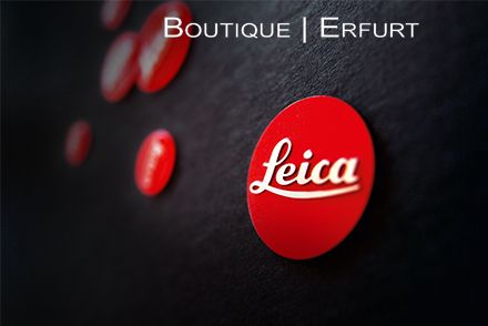 Leica Boutique Bild mit schwarzem Hintergrund und rotem Leica Logo