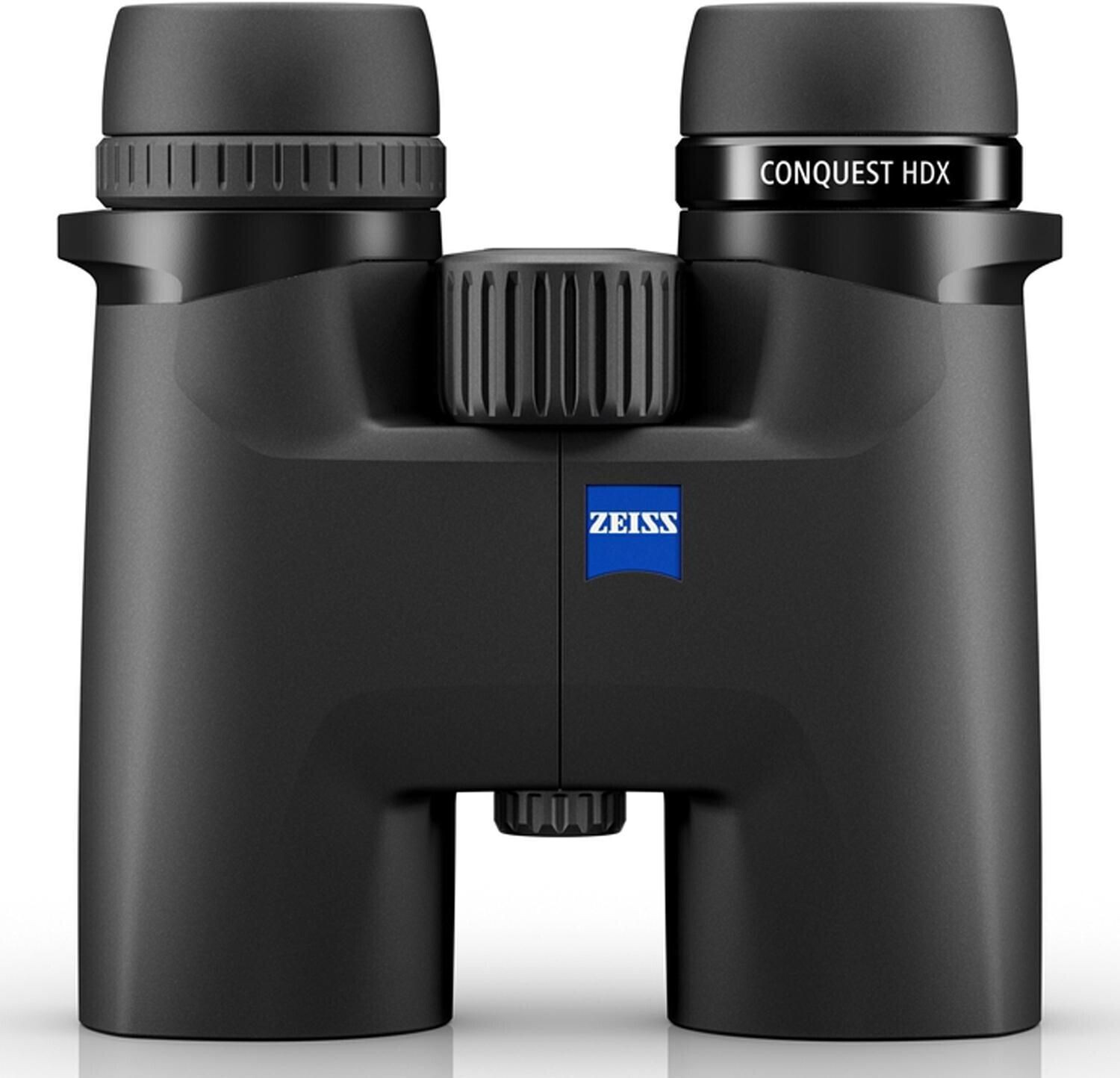 Ein schwarzes ZEISS Conquest HDX Fernglas in der Frontalansicht, freigestellt auf einem weißen Hintergrund mit einer leichten Spiegelung darunter. In der Mitte des robusten Gehäuses ist das quadratische blaue ZEISS-Logo angebracht. Am rechten Okulartubus