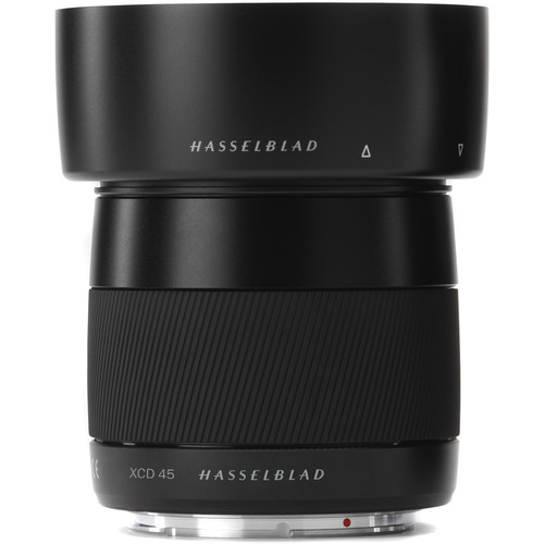 Schwarzes Hasselblad XCD 45mm f/3.5 Mittelformat-Kameraobjektiv mit aufgesetzter Gegenlichtblende in der Seitenansicht vor weißem Hintergrund, inklusive geriffeltem Fokusring und weißer XCD 45- und Hasselblad-Beschriftung.