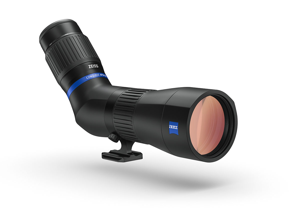 Ein schwarzes ZEISS Conquest Gavia 85 Spektiv mit Schrägeinblick, schräg von vorne fotografiert auf einem weißen Hintergrund mit weichem Schattenwurf. Das Modell zeigt die große Frontlinse im Vordergrund mit einer rötlich-orangefarbenen Antireflexbeschich