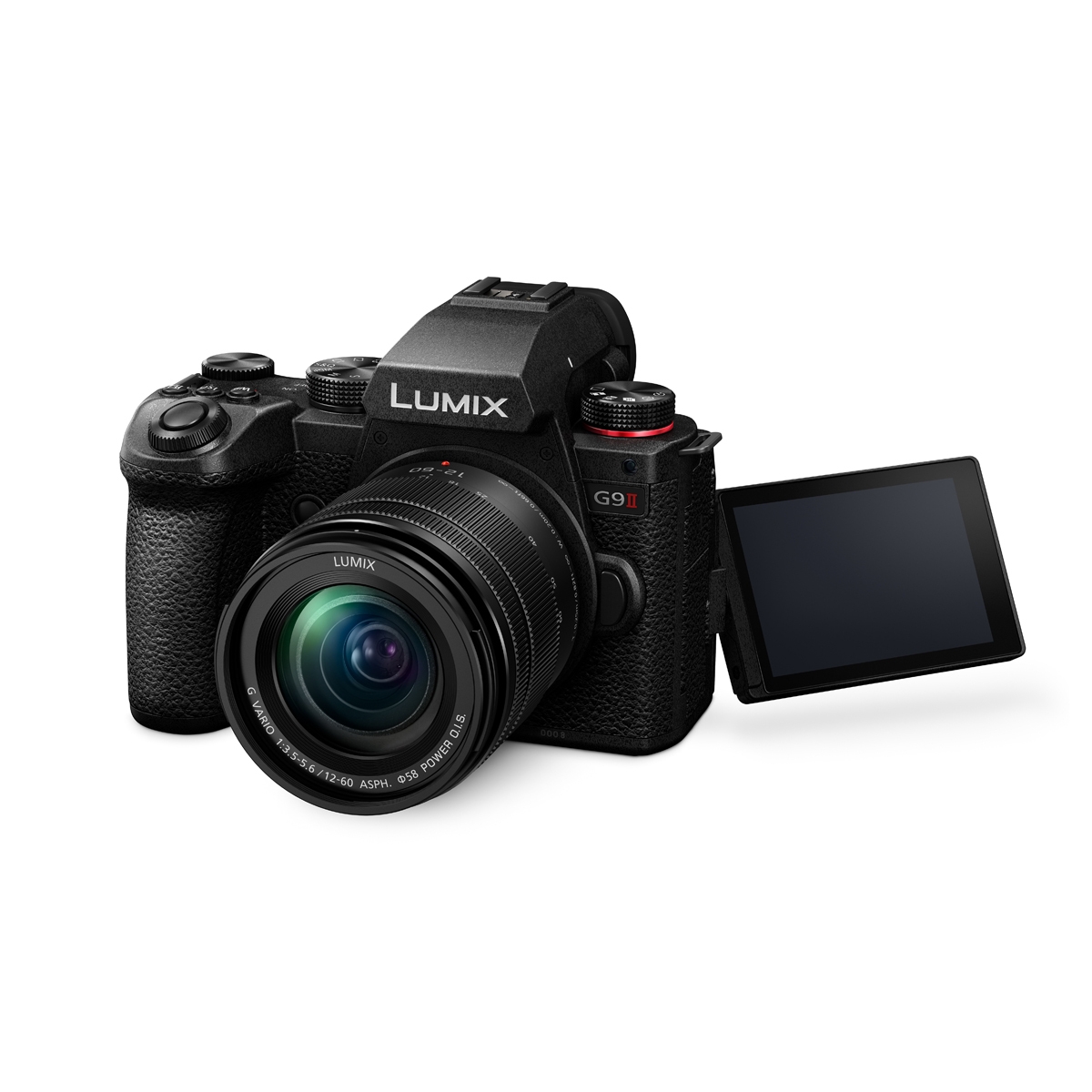 Panasonic LUMIX G9 II Systemkamera mit Zoomobjektiv und seitlich ausgeklapptem Display, schräg von vorne auf weißem Hintergrund.