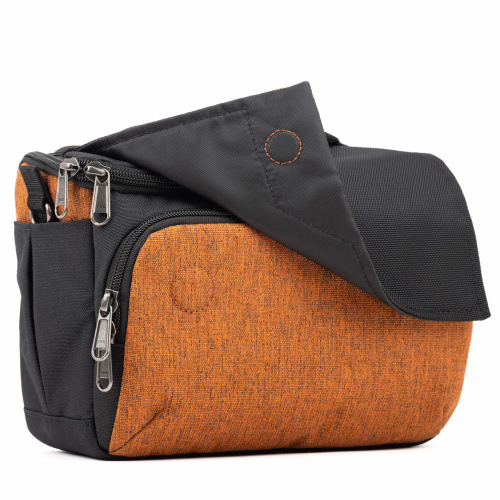 Eine kompakte Think Tank Mirrorless Mover Schulter-Kameratasche in der Farbkombination „Campfire Orange“ und Schwarz, freigestellt vor einem weißen Hintergrund. Das Design zeichnet sich durch ein zweifarbiges Melange-Gewebe in einem warmen Orangeton auf d