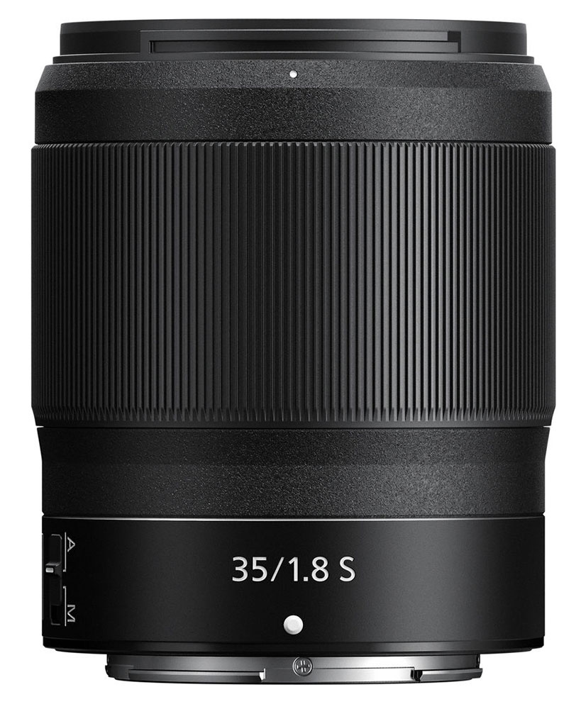 Das schwarze Nikon Nikkor Z 35 mm f/1.8 S Festbrennweiten-Objektiv in einer horizontalen Seitenansicht auf weißem Hintergrund mit direktem Blick auf den breiten Fokusring, das quadratische „NIKKOR S“-Logo und den A/M-Fokusmodusschalter am unteren Rand.