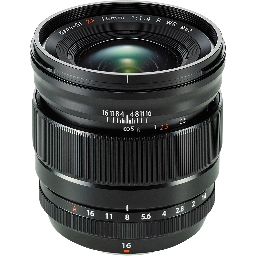 Schwarzes Fujifilm-Weitwinkelobjektiv mit großer Frontlinse, geriffeltem Fokusring sowie Blenden- und Entfernungsskala auf weißem Hintergrund.
