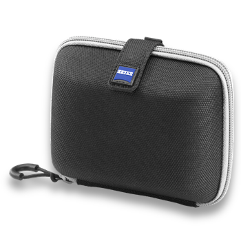 Eine geschlossene, rechteckige ZEISS Hartschalentasche (Hardcase) aus strukturiertem schwarzem Textilmaterial für Kompaktferngläser, freigestellt auf weißem Hintergrund. Die Tasche verfügt über einen umlaufenden grauen Reißverschluss mit angebrachtem Kara