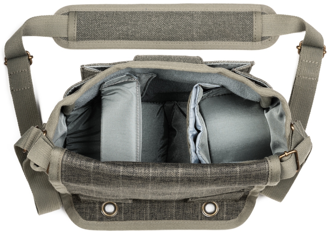 Ein Blick von oben in das geöffnete, hellgrau gepolsterte Hauptfach einer olivgrünen Think Tank Retrospective 4 V2.0 Schultertasche vor weißem Hintergrund, das mit flexiblen Klett-Innentrennern unterteilt ist, während der breite Schultergurt mit Polster n