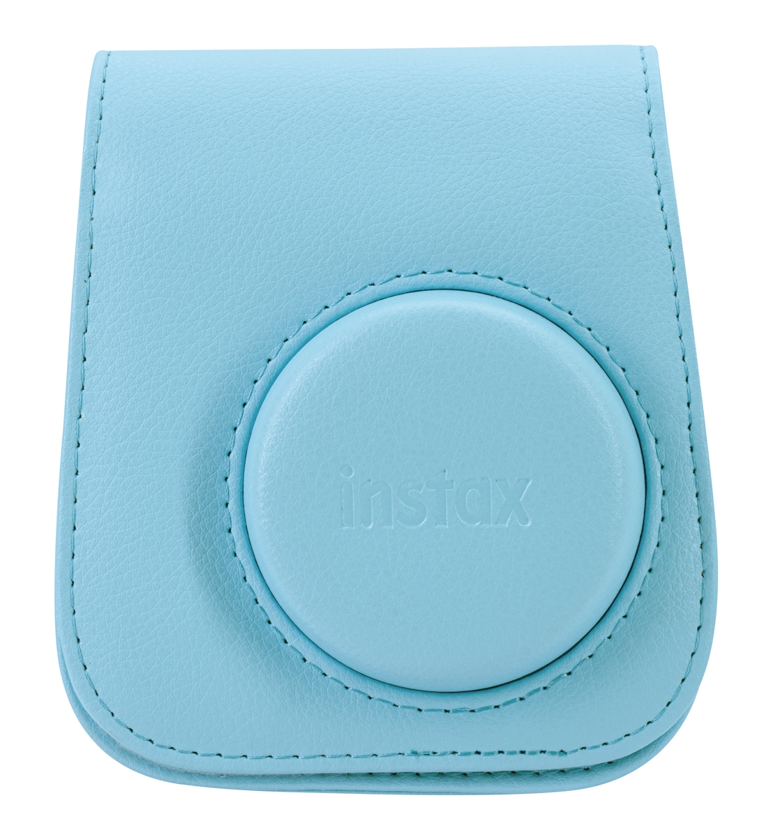 Die  frontale Vorderansicht der hellblauen Fujifilm Instax Mini 11 Kameratasche in der Farbvariante Sky Blue vor weißem Hintergrund, gefertigt aus glattem Kunstleder mit einer runden Objektiv-Ausbuchtung, umlaufender Ziernaht und dem eingeprägten instax-S