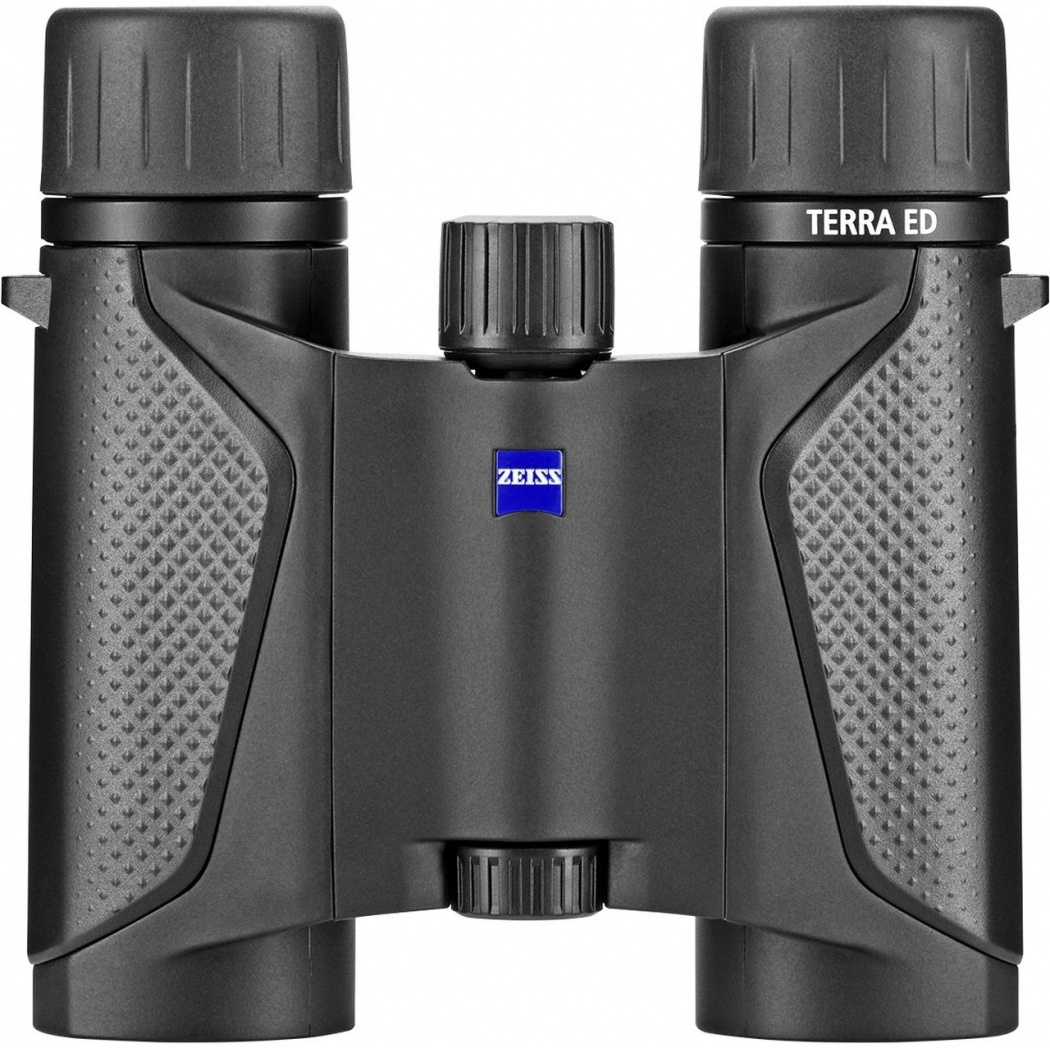 Das schwarze ZEISS Terra ED Pocket Taschenfernglas in der direkten Frontansicht, freigestellt vor einem rein weißen Hintergrund [image_0FYj-c.png]. Das kompakte Outdoor-Fernglas besitzt eine Doppelgelenk-Konstruktion, wobei die beiden flachen Brückenstege