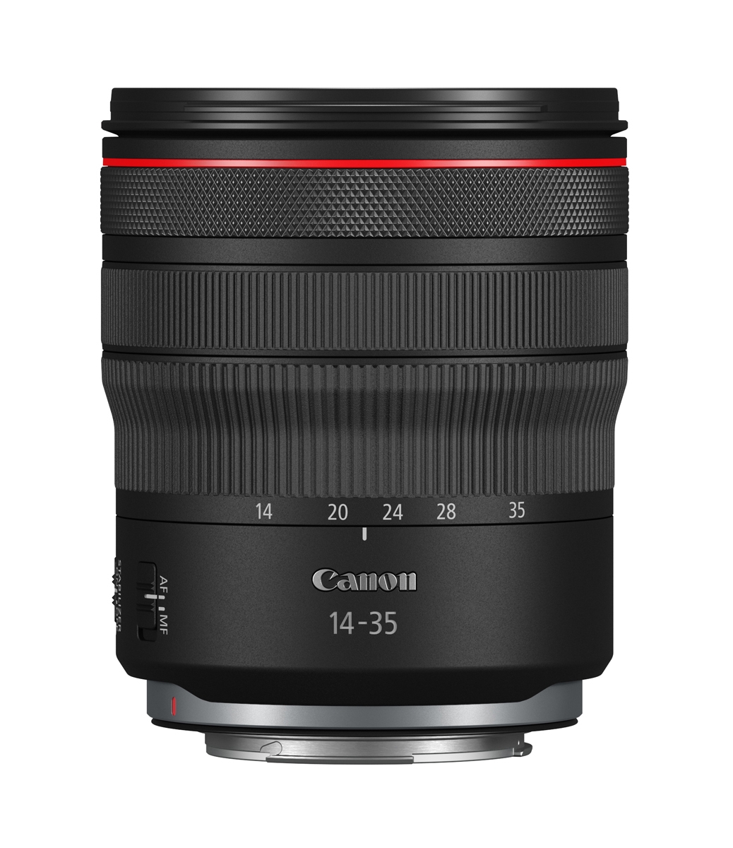 Schwarzes Canon RF 14–35-mm-Weitwinkel-Zoomobjektiv mit rotem Ring, breiten geriffelten Einstellringen und sichtbarer Brennweitenskala vor weißem Hintergrund.