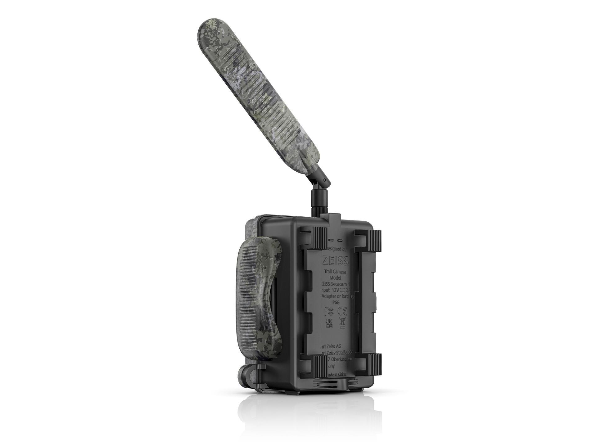 ZEISS Secacam 1 Wildkamera in seitlicher Rückansicht mit montierter Antenne vor weißem Hintergrund.