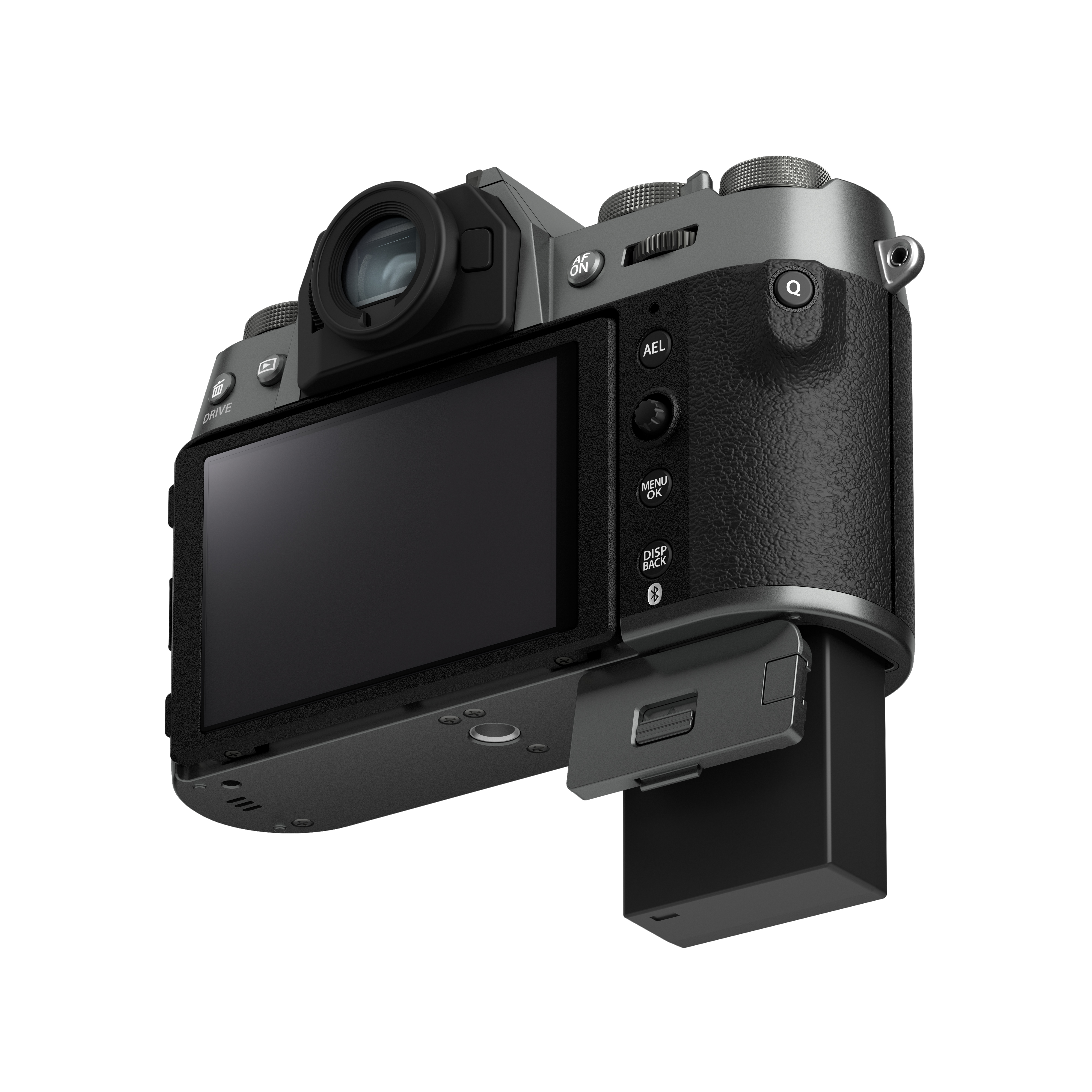 Fujifilm X-T50 spiegellose Systemkamera in Charcoal Silver (Dunkelsilber) aus einer schrägen Unteransicht vor weißem Hintergrund, mit geöffnetem Akkufach an der Unterseite und einem halb herausgezogenen oder eingesetzten schwarzen Lithium-Ionen-Akku sowie