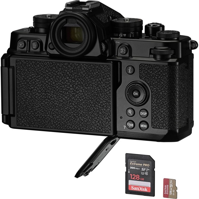Schräge Rückansicht einer komplett schwarzen Nikon Z f Systemkamera vor weißem Hintergrund mit nach innen umgeklapptem, geschlossenem LCD-Bildschirm, der die strukturierte Gehäuserückseite zeigt, einem geöffneten Fach an der Unterseite sowie einer SanDisk