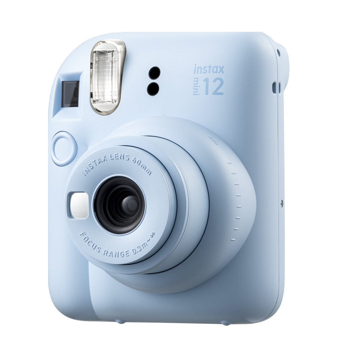 Eine schräge Dreiviertelansicht der pastellblauen Fujifilm Instax Mini 12 Sofortbildkamera vor weißem Hintergrund mit direktem Blick auf das ausgedrehte Objektiv mit der Aufschrift „INSTAX LENS 60mm“, den integrierten vertikalen Blitz, den kleinen Selfie-