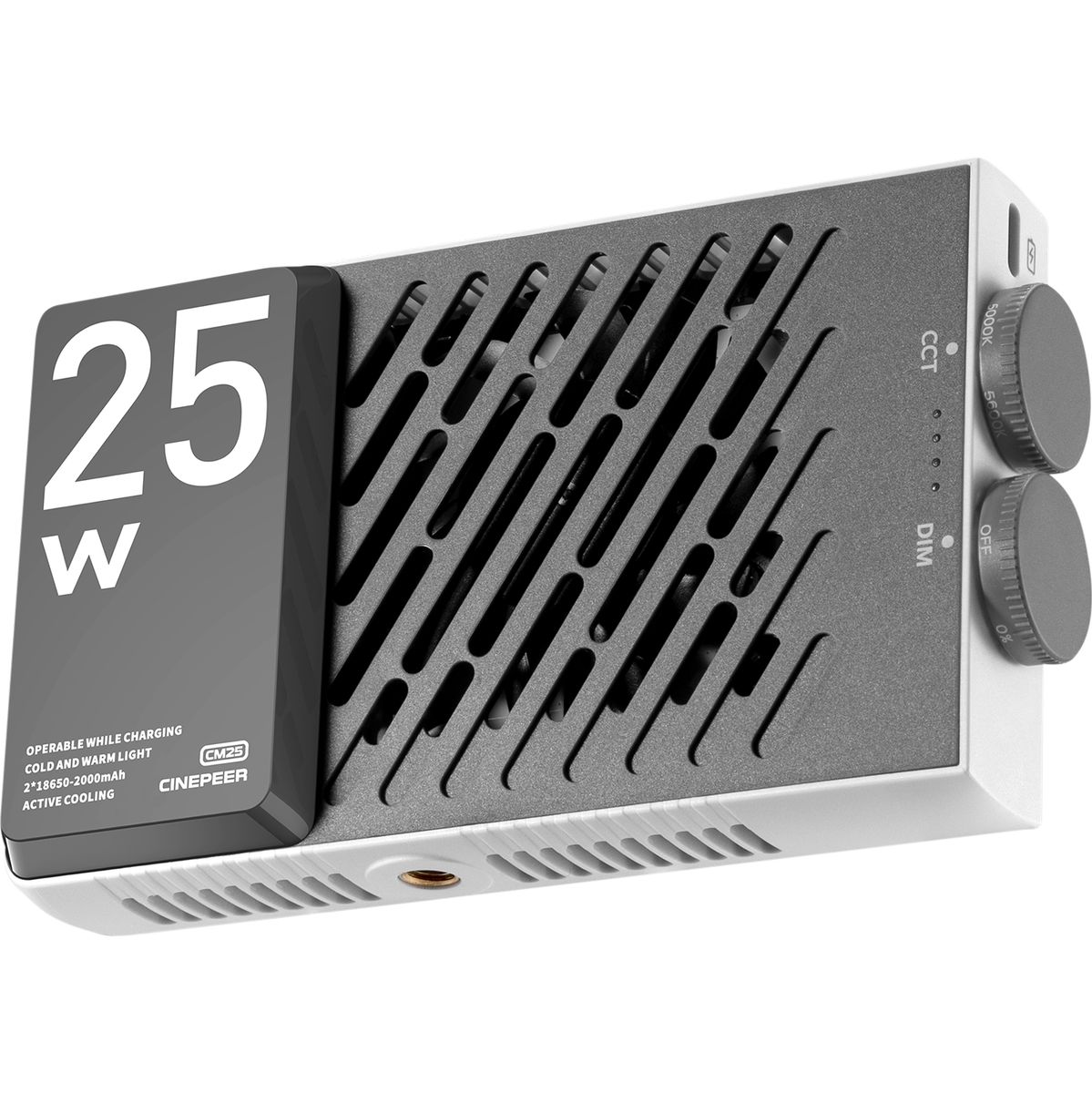 Das kompakte Zhiyun Cinepeer CM25 LED-Dauerlicht in der horizontalen Rückansicht vor weißem Hintergrund mit einer großen, dunkelgrauen Kappe auf der linken Seite, auf der die Leistungsangabe „25 W“ aufgedruckt ist, diagonalen Lüftungsschlitzen in der Mitt