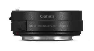 Ein schwarzer Canon Objektiv-Adapter EF-EOS R mit Steuerungsring (Control Ring Mount Adapter) in einer schrägen Dreiviertelansicht vor weißem Hintergrund mit direktem Blick auf das EF-Bajonett aus Metall, die goldenen elektronischen Kontaktpins und den ge