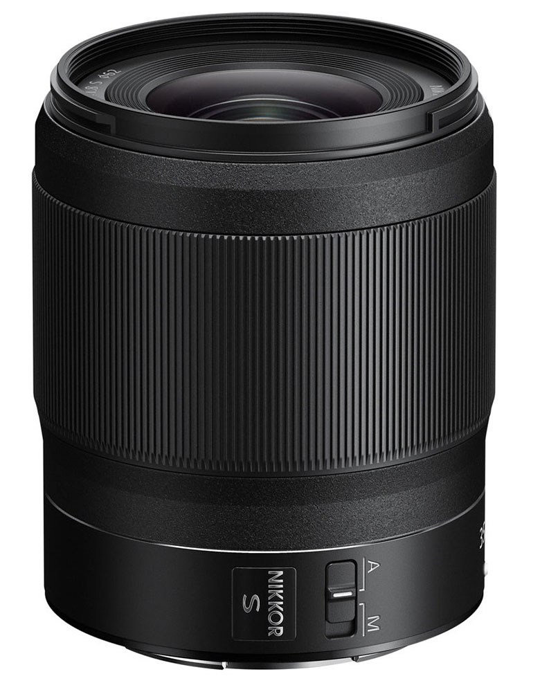 Das schwarze Nikon Nikkor Z 35 mm f/1.8 S Festbrennweiten-Objektiv in einer horizontalen Seitenansicht auf weißem Hintergrund mit direktem Blick auf den breiten Fokusring, das quadratische „NIKKOR S“-Logo und den A/M-Fokusmodusschalter am unteren Rand.