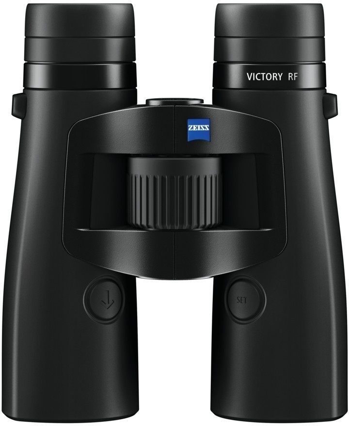 Das schwarze Premium-Fernglas ZEISS Victory RF mit integriertem Laser-Entfernungsmesser in der direkten Frontansicht vor einem rein weißen Hintergrund. Das Gehäuse verfügt über eine breite Komfortbrücke, auf der mittig das quadratische, blaue ZEISS-Logo p