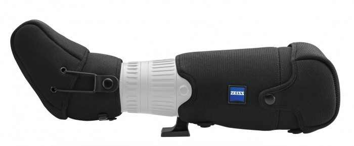 Eine geschlossene, passgenaue ZEISS Neopren-Bereitschaftstasche für ein Victory Harpia 85 Spektiv mit Schrägeinblick, freigestellt auf weißem Hintergrund. Die schwarze Schutzhülle umschließt das Objektiv- und Okularende vollständig, während der breite, he