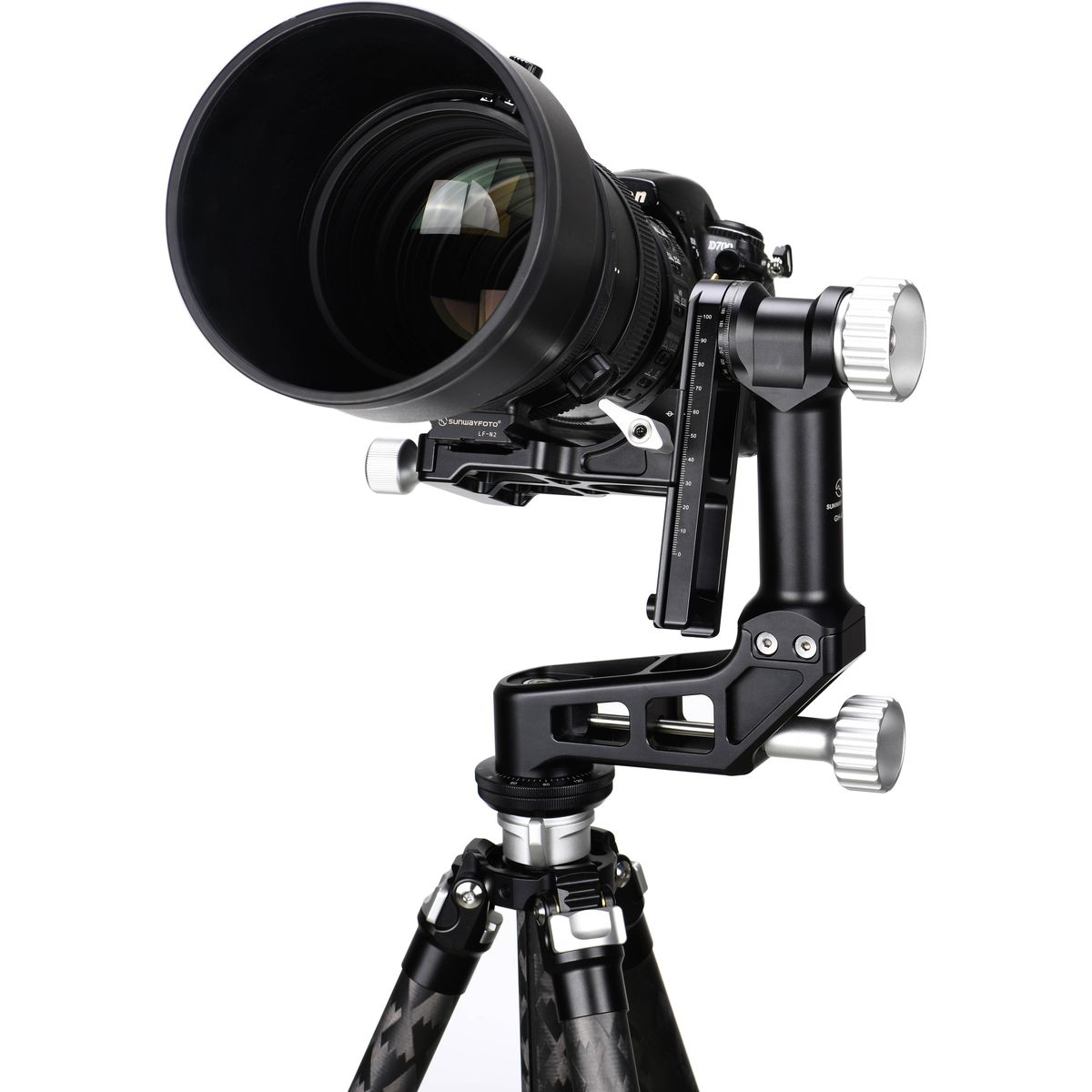 schwarzer Sunwayfoto GH-02 Gimbal-Stativkopf, welcher wiederum auf einem Stativ auf weißem Hintergrund befestigt ist.