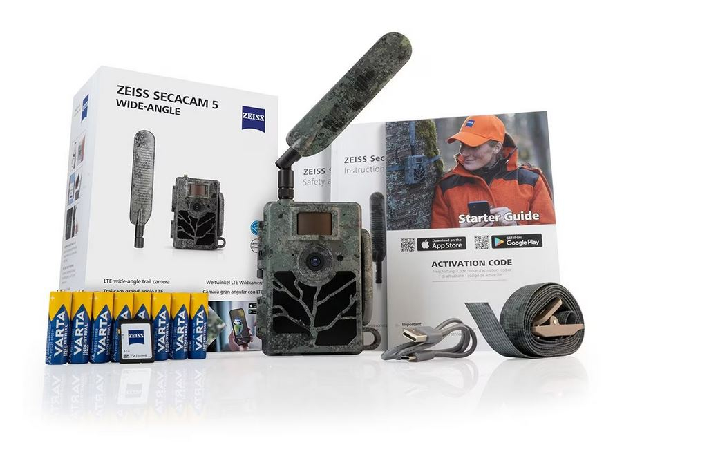 Perspektivische Produktansicht des ZEISS Secacam 5 Wide-Angle Wildkamera-Sets inklusive Camouflage-LTE-Kamera, weißem Originalkarton, VARTA-Batterien, SIM-Karte, Zubehörkabeln und dem Starter-Guide vor weißem Hintergrund.