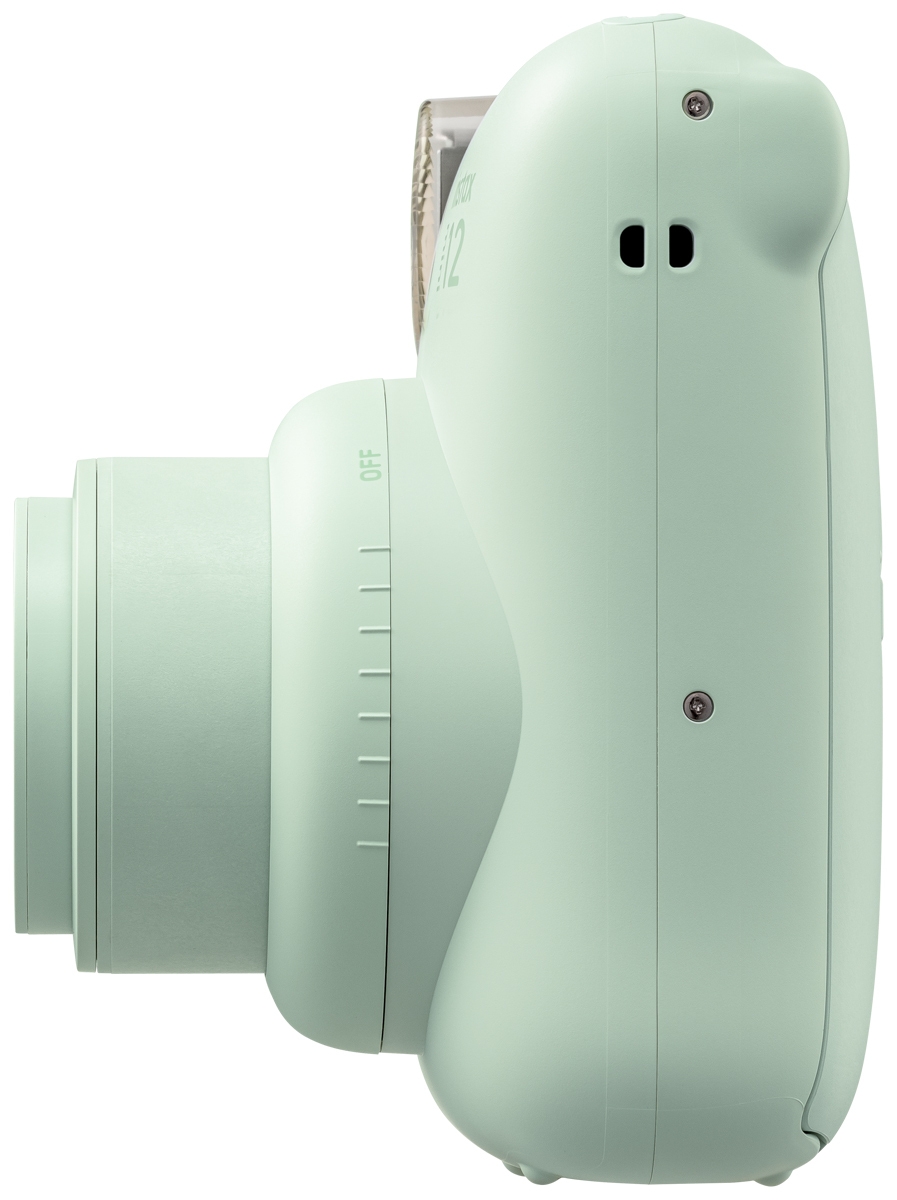 Fujifilm Instax Mini 12 Sofortbildkamera vor weißem Hintergrund mit direktem Blick auf das ausgedrehte Objektiv mit der Aufschrift „INSTAX LENS 60mm“, den integrierten vertikalen Blitz, den kleinen Selfie-Spiegel neben der Linse und den dezenten Produktau