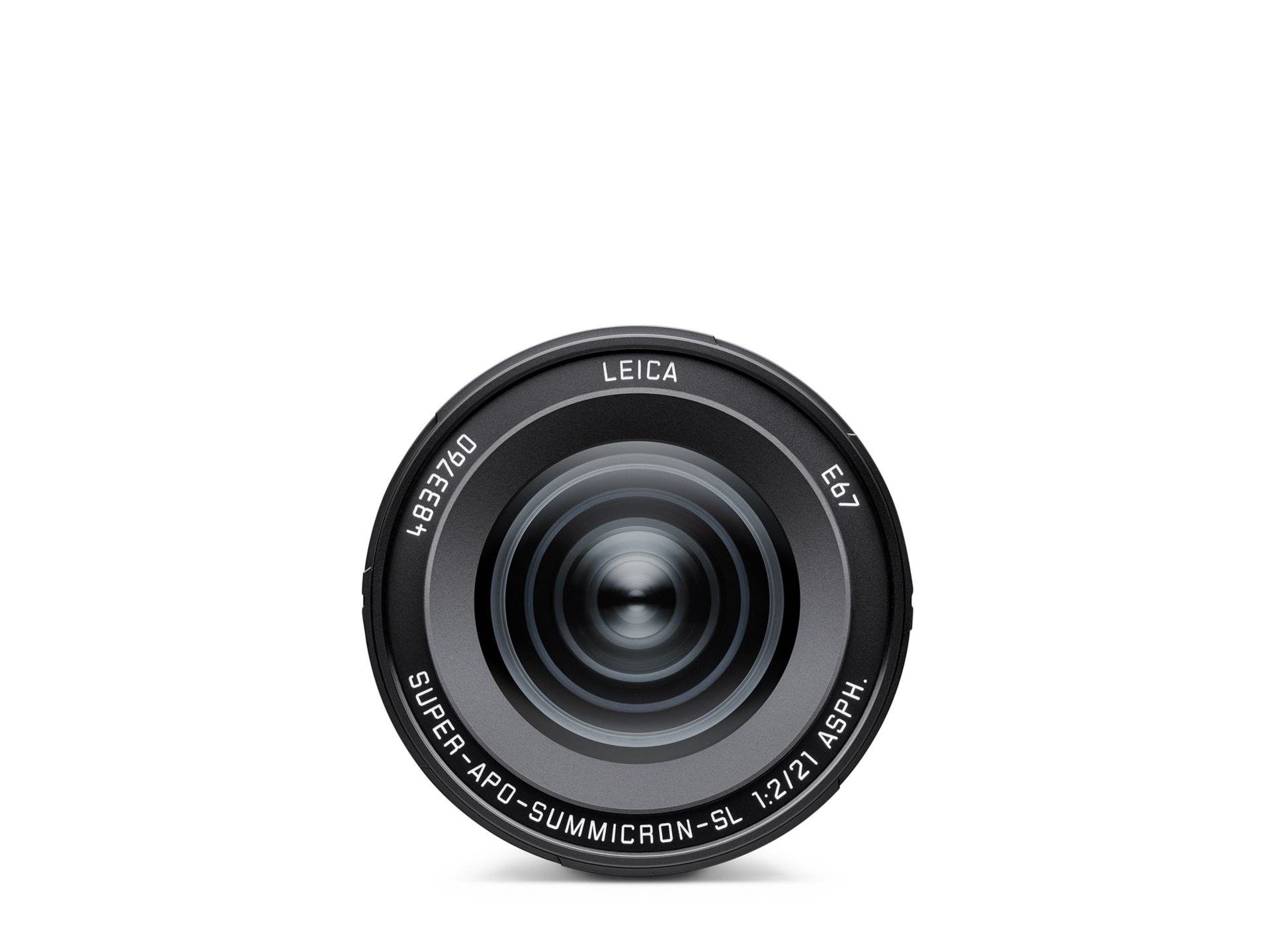 Die Frontansicht eines schwarzen Leica Super-APO-Summicron-SL 21mm f/2 ASPH. Weitwinkelobjektivs für Systemkameras, perfekt zentriert vor einem weißen Hintergrund. Auf dem äußeren, schwarzen Frontring sind weiße Beschriftungen wie „LEICA“, die Filtergröße