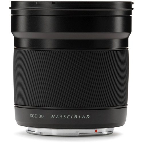Schwarzes Hasselblad XCD 30mm f/3.5 Mittelformat-Kameraobjektiv in der Seitenansicht vor einem weißen Hintergrund, mit einem breiten, geriffelten Fokusring und gut lesbarer weißer XCD 30 und Hasselblad Gravur an der Unterseite.
