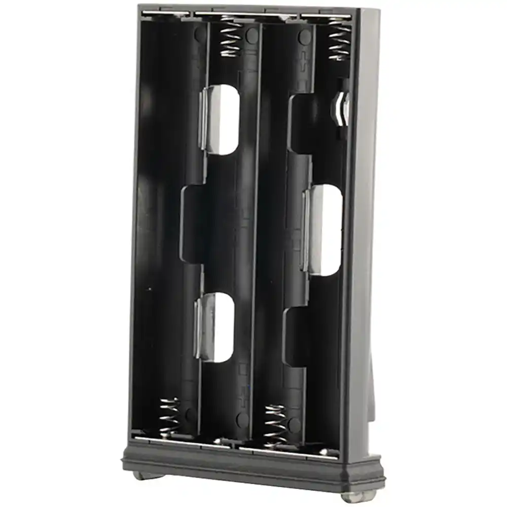 Das leere, schwarze ZEISS Secacam Batteriemagazin aus robustem Kunststoff in einer leicht schrägen Perspektive von vorne links vor einem rein weißen Hintergrund [image__GCEc4.png]. Das herausnehmbare Magazin für Wildkameras zeigt seine vier vertikalen Lad