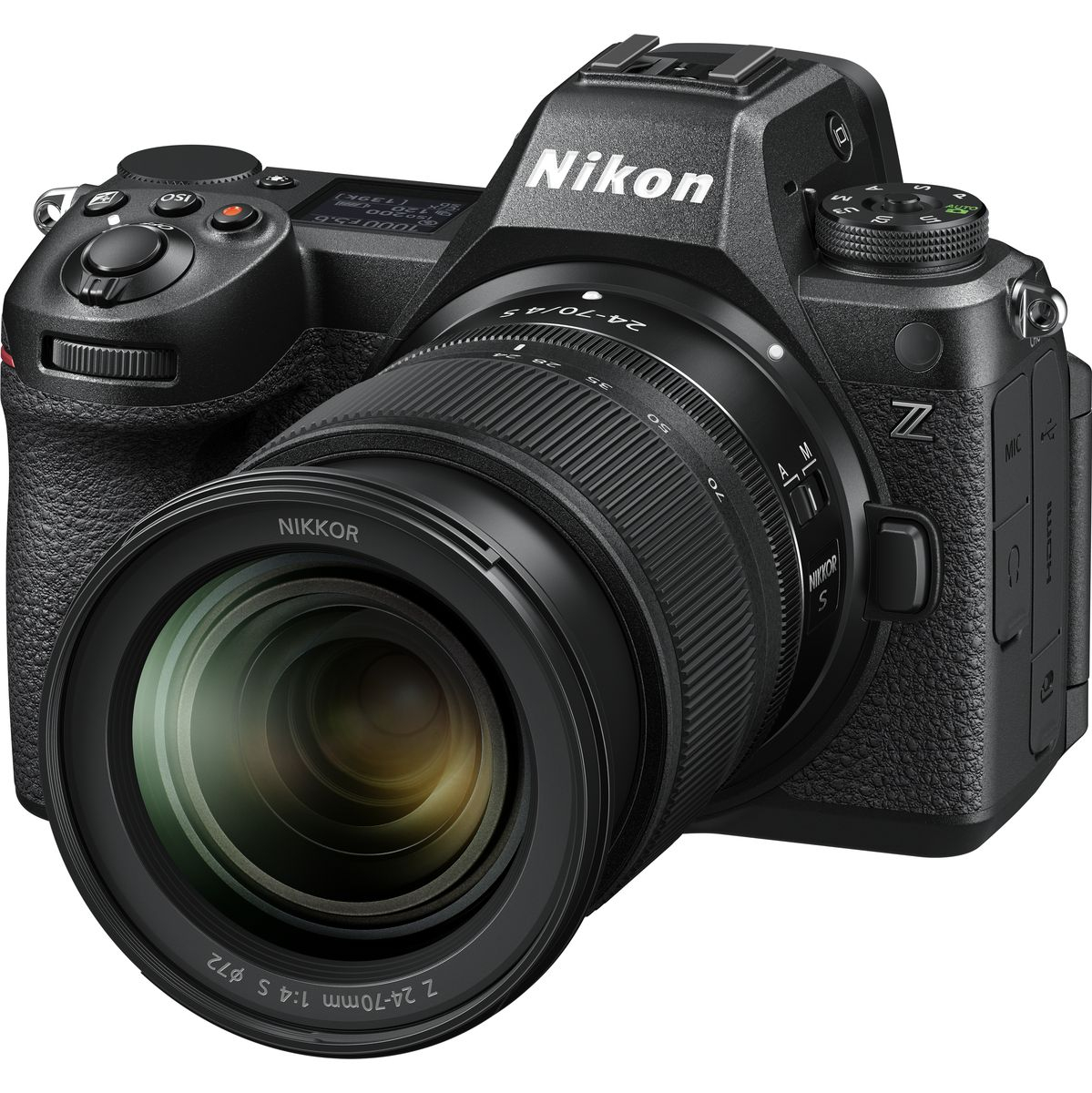 Schräge Frontansicht einer schwarzen Nikon Z6 II Systemkamera vor weißem Hintergrund mit montiertem NIKKOR Z 24-70mm f/4 S High-Performance-Zoom-Objektiv, gut sichtbarem Nikon-Markenlogo auf dem Sucherhügel, dem Z-Logo auf der linken Gehäuseseite und eine